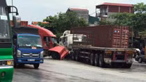 Hai container đấu đầu, QL5 ùn tắc nhiều giờ