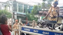 Ngán ngẩm "chí phèo" ôm bánh xe CSGT ăn vạ