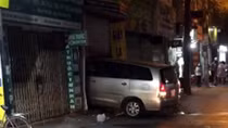 Tài xế lái xe ô tô húc tung cửa nhà trên phố Mai Dịch