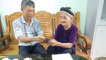 Cụ bà 84 tuổi làm đơn xin thoát nghèo ủng hộ chống dịch COVID -19