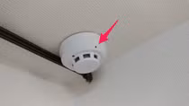 Tá hỏa khi phát hiện camera bí mật chĩa vào giường ngủ