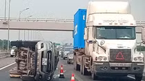 Tránh thùng xốp "bay" trên cao tốc, xe bán tải lật nhào