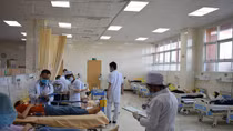 Gần 150 công nhân nhập viện sau bữa ăn tại công ty
