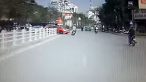 Giật mình vì ô tô quay đầu, người đàn ông ngã ra đường bất tỉnh