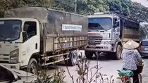 Hai xe tải đuổi nhau kinh hoàng trên quốc lộ 6
