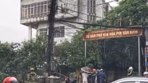 Lửa bao trùm cột điện trong cơn mưa