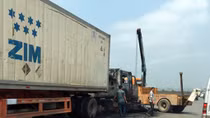 Container lao dải phân cách rồi bốc cháy trên QL1A