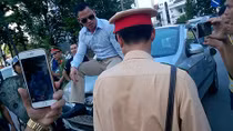 Ma men trèo lên nắp capo chống đối đo nồng độ cồn