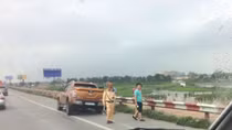 Đâm đuôi Fortuner, bán tải gãy cầu, bung lốp trên cao tốc