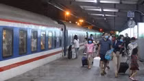 Ngành đường sắt chia sẻ khó khăn với người dân vùng dịch