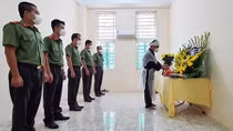 Chiến sĩ Công an lập bàn thờ vọng chịu tang cha ở Khu cách ly 