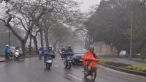 Hà Nội cuối tuần mưa rào, độ ẩm cao