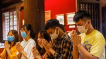 Sĩ tử đeo khẩu trang đến Văn Miếu cầu may trước kỳ thi tốt nghiệp