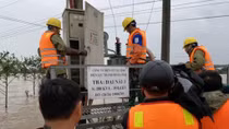 Điện lực Hà Tĩnh nỗ lực cấp điện trở lại cho người dân sau mưa lũ