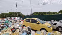 Sáng ra hoa mắt đi tìm ô tô bị bãi rác tự phát "nuốt" trong đêm