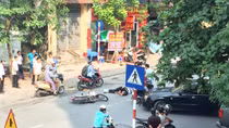 Người phụ nữ bất tỉnh khi lao xe vào đầu vào ô tô