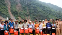 Những phần quà đậm tình quân dân vùng lũ