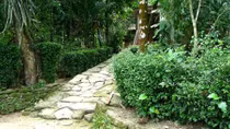 Ngang qua làng ngõ đá