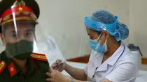 Người dân Hà Nội xếp hàng giãn cách tiêm vaccine ngừa COVID-19