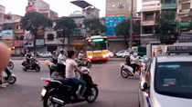 Phát khiếp với cách quay đầu của "hung thần" xe buýt Hà Nội