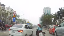 "Ninja Lead" húc liên tiếp vào ô tô trên đường khiến cộng đồng ngán ngẩm