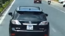 Tài xế xe Lexus nghênh ngang chặn đường xe cứu hỏa đang làm nhiệm vụ