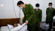 Thăm hỏi cán bộ Công an xã bị thương trong khi làm nhiệm vụ