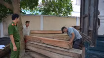 Ô tô chở gỗ lậu ngụy trang bằng bao vỏ ve chai