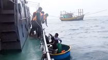 Cứu sống 7 ngư dân chìm tàu trên biển