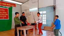 Dân bản Huổi Pá tự nguyện giao nộp 18 khẩu súng