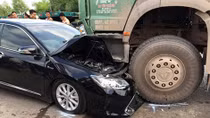 Rúc gầm xe tải, Camry bẹp dúm trên quốc lộ 1