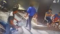 (HÃI HÙNG) Cứ va chạm giao thông là rút dao...