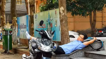 Chờ con thi cấp 2, phụ huynh ngủ ngay bậc thềm trường thi