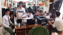 Nửa đêm người dân mang nước, hoa quả tới động viên CBCS cấp CCCD