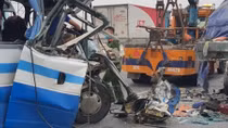 Xe khách tông vào đuôi xe đầu kéo, 1 người chết, 15 người bị thương