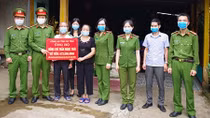 Trao tiền hỗ trợ Trung úy Công an mắc bệnh hiểm nghèo