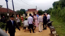 Kiểm điểm trưởng thôn chặn xe dâu đòi tiền xây dựng đường