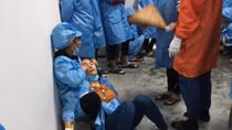 Đang làm việc, nhiều công nhân bị ngất xỉu