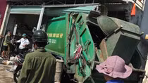 Xe chở rác lao vào nhà dân, 3 người bị thương nặng