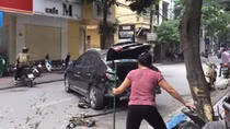 Ô tô gây tai nạn hiên hoàn tại Cầu Giấy, 2 người bị thương