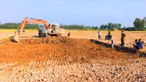 Gia tăng tình trạng khai thác trái phép đất ruộng tại miền Tây