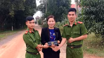 Hai chiến sĩ Công an nhặt được ví có 50 triệu tìm trả người dân