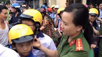 Công an tặng mũ bảo hiểm cho học sinh