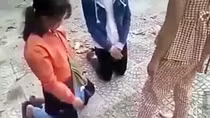 Ba nữ sinh bị bạn bắt quỳ và dùng dép đánh vào mặt