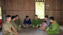 Bám bản, gần dân để xóa bỏ hủ tục