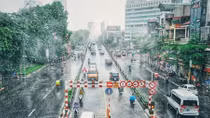 Miền Bắc hạ nhiệt nắng nóng, trời mưa giông