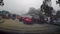 Đạp nhầm chân ga, nữ tài xế tông liên tiếp nhiều ô tô
