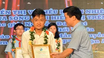 Hai học sinh trung học sáng chế đèn bắt côn trùng từ phế liệu