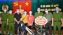Tặng xe đạp cho cháu bé đạp xe từ Hà Giang về Hải Phòng thăm mẹ