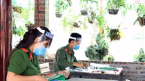 Thanh niên Công an huyện Đức Thọ làm mặt nạ phòng chống dịch COVID-19
